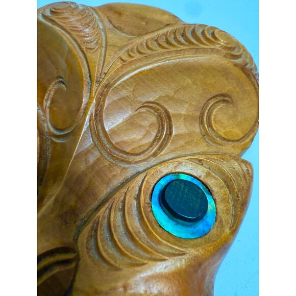 Vintage Hand-Carved Māori Kauri Wood Koruru Gable Mask w/ Pāua Shell Eyes - Picture 9 of 9